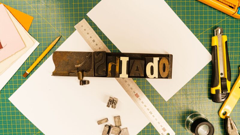 Artisan concentré travaillant sur son logo pour renforcer l'identité de marque de son entreprise indépendante