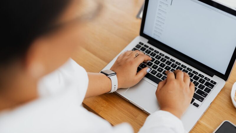 Ordinateur portable avec graphique d'email marketing pour TPE en arrière-plan