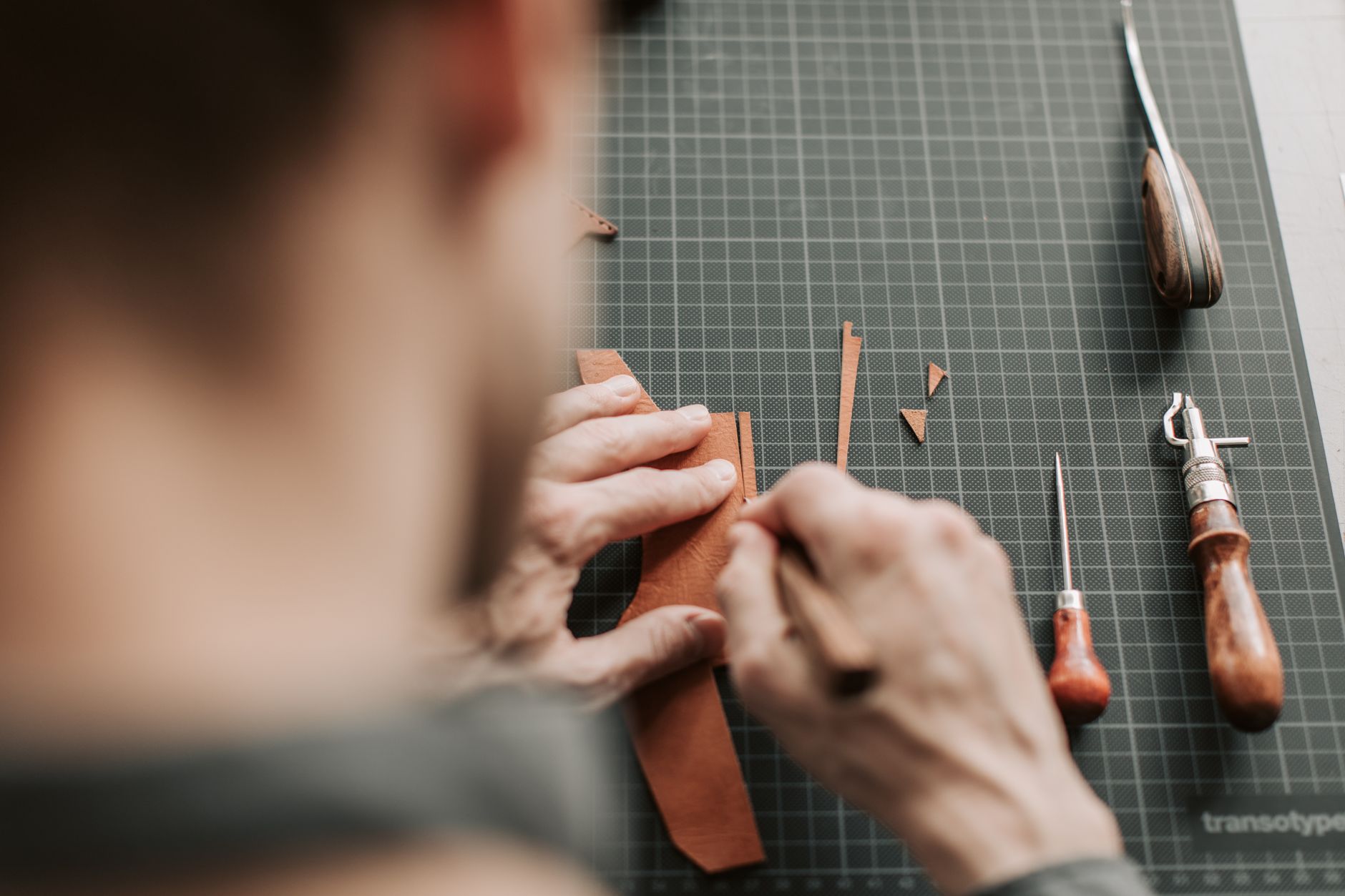 Personne consultant une FAQ sur l'identité de marque pour artisans et TPE