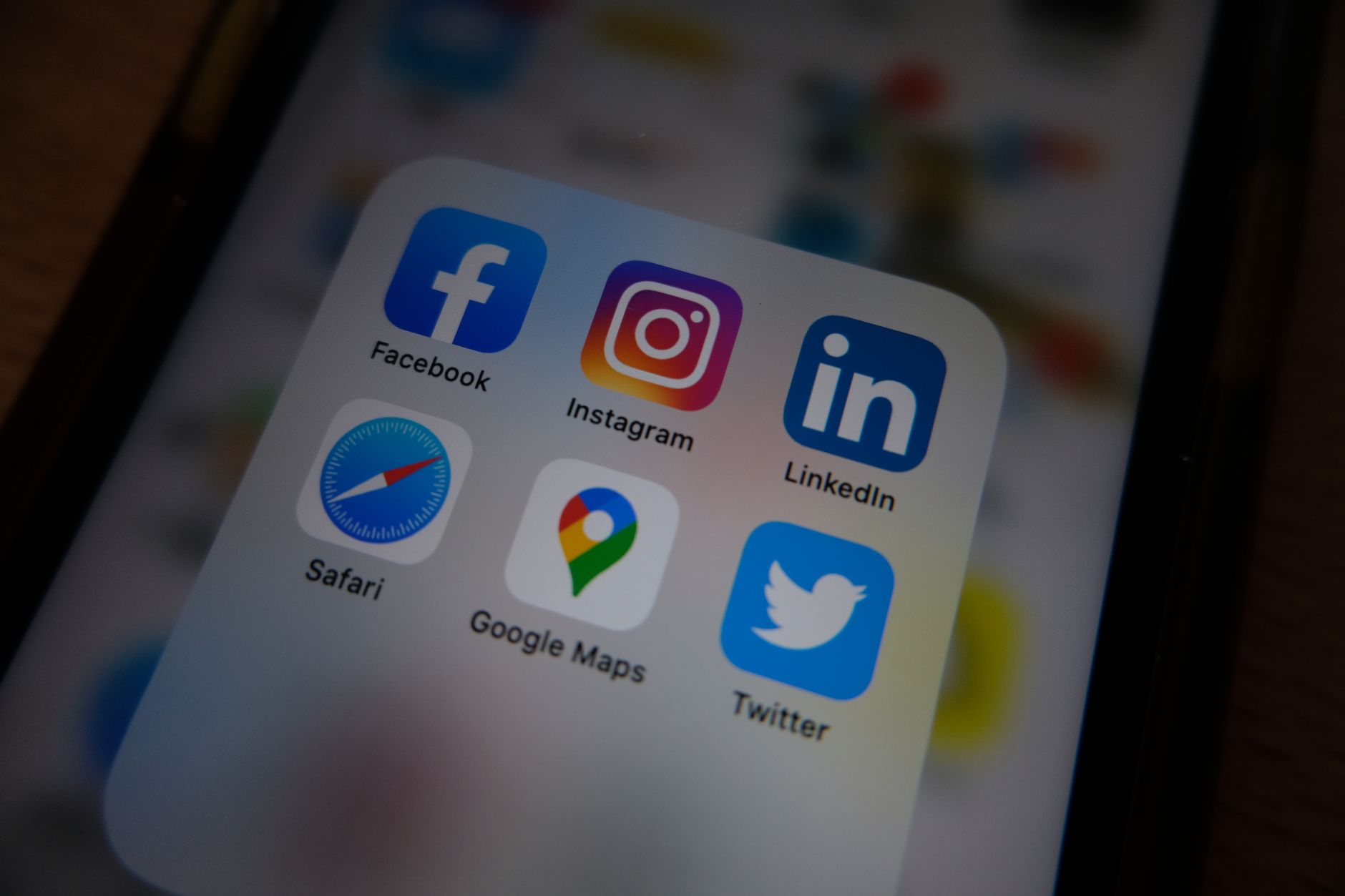 Homme d'affaires consultant LinkedIn sur ordinateur pour une prospection B2B efficace