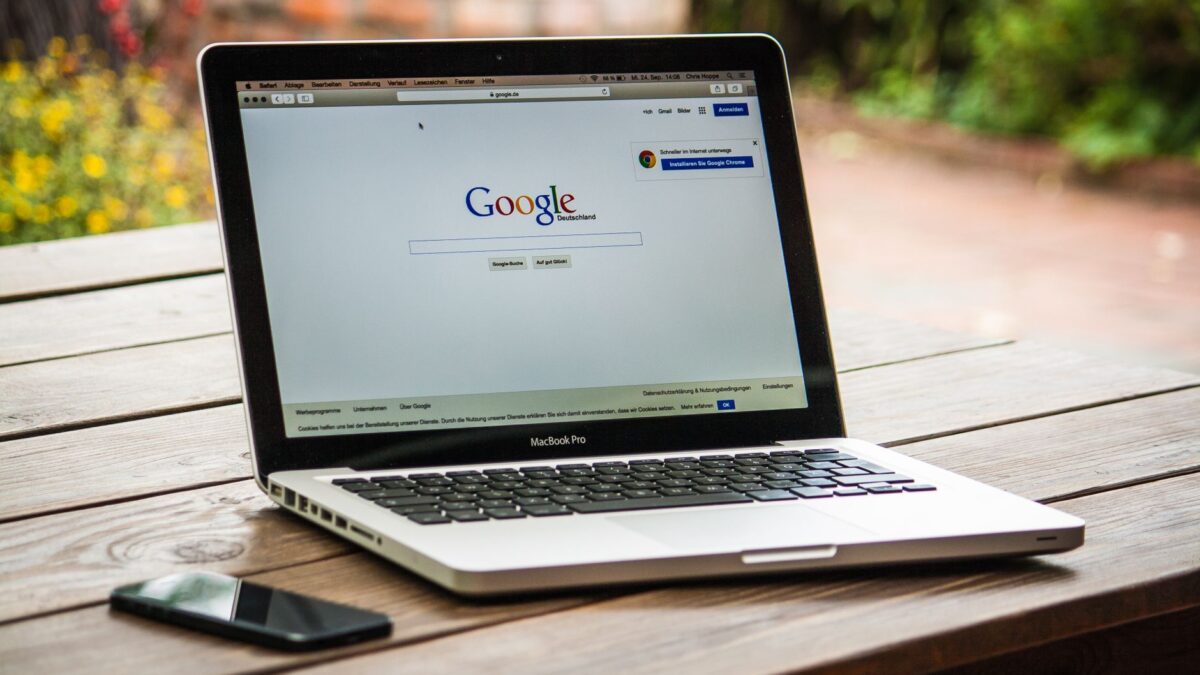 Image illustrant une petite entreprise optimisant son budget publicitaire sur Google Ads pour éviter des dépenses excessives