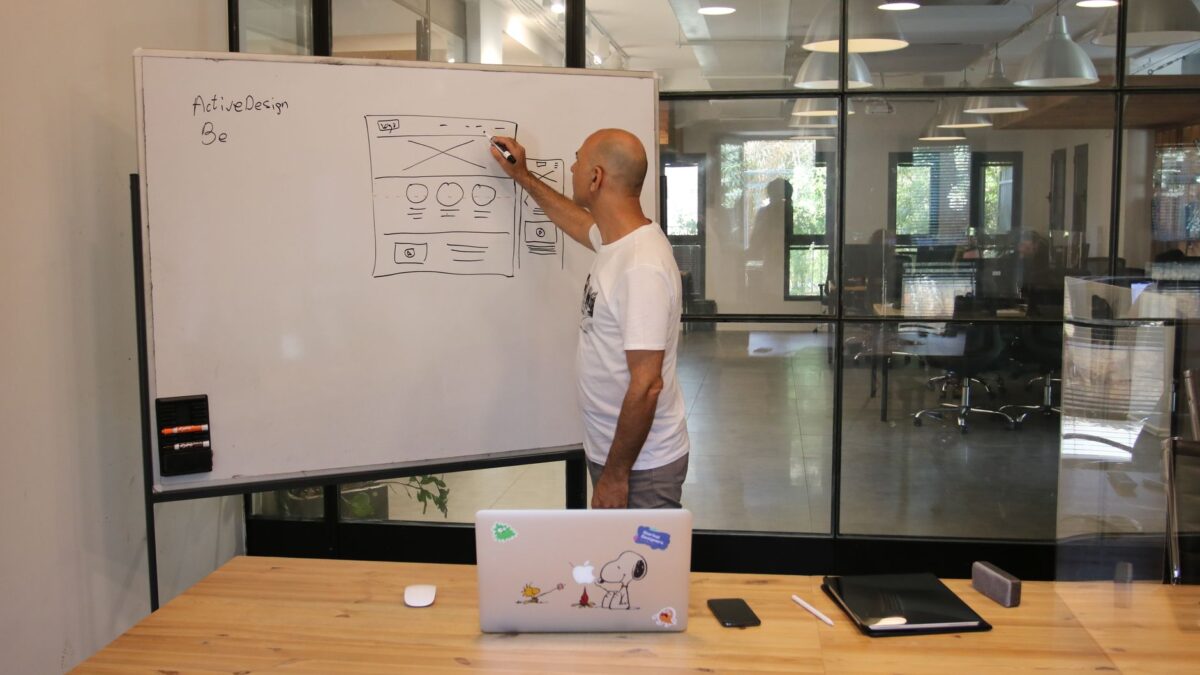Graphique illustrant des stratégies de marketing digital pour améliorer la visibilité des agences d'intérim en ligne