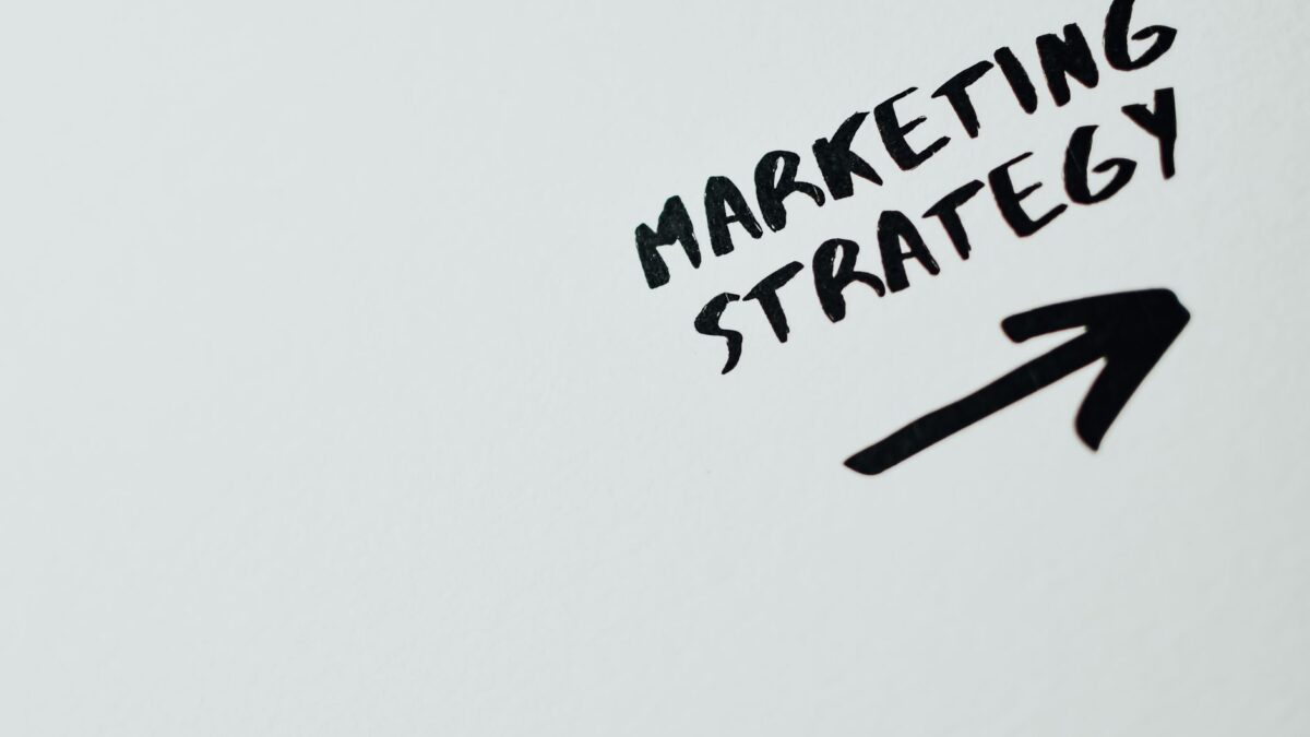 Graphique illustrant les 5 étapes clés d'un plan marketing efficace pour les TPE et PME