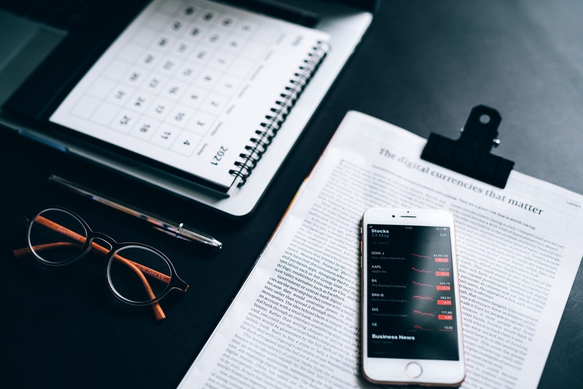 Personnes travaillant sur des outils numériques pour optimiser la stratégie marketing B2B en PME à la rentrée