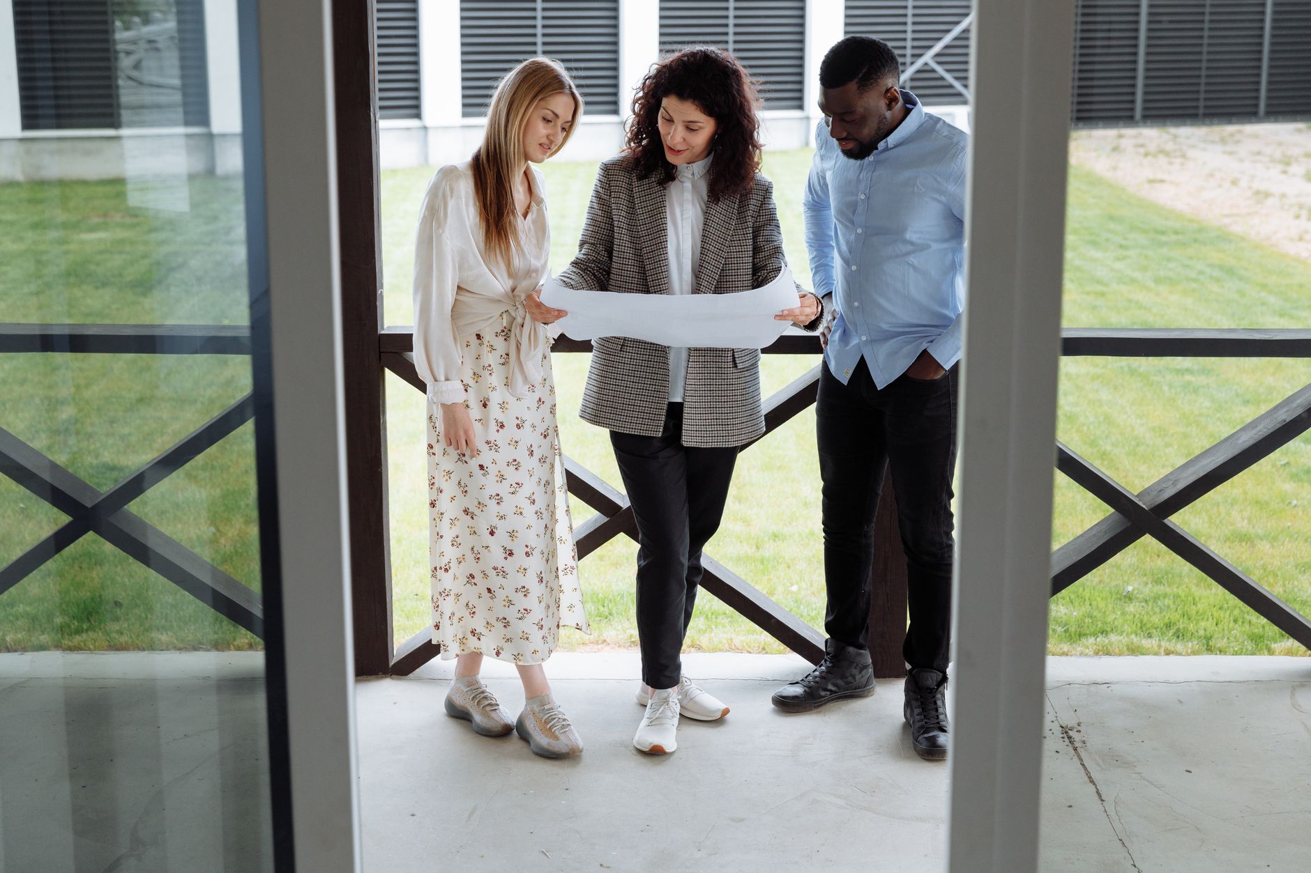 Homme d'affaires analysant des graphiques sur ordinateur pour optimiser la stratégie marketing d'un diagnostiqueur immobilier