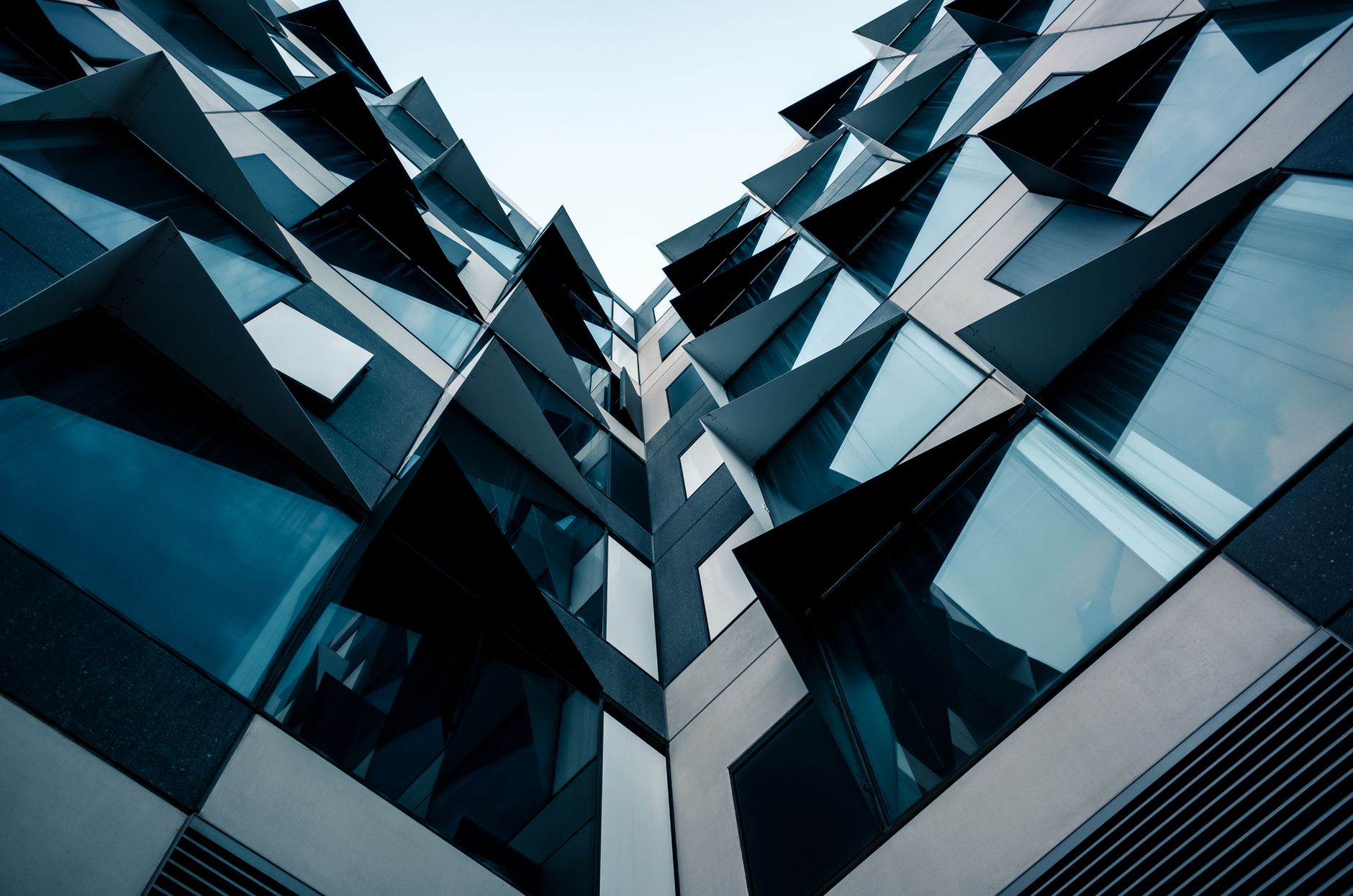 Architecte analysant des données numériques sur un ordinateur pour optimiser sa stratégie marketing en ligne