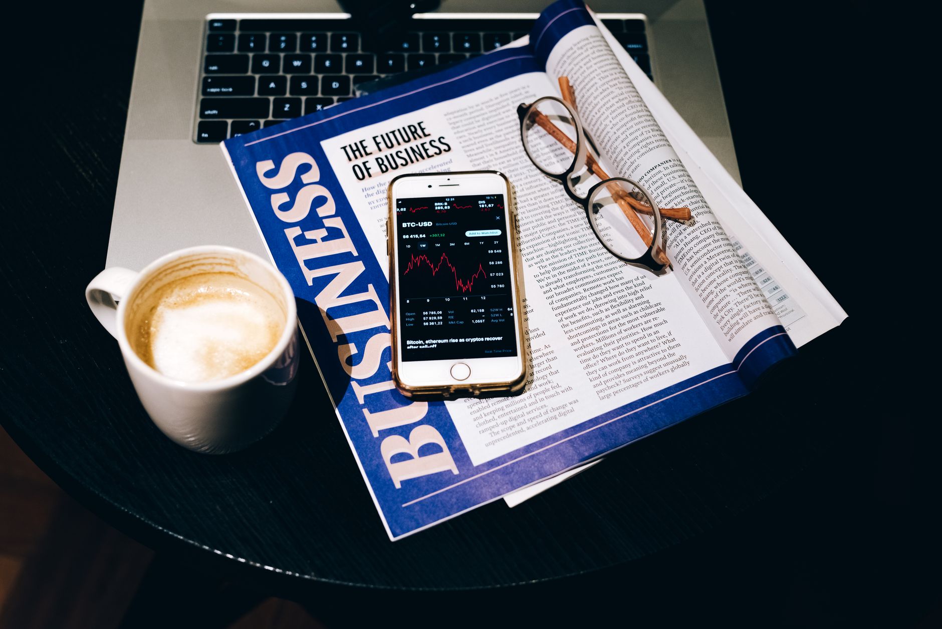 Graphique illustrant l'analyse et l'ajustement de la stratégie de fidélisation par newsletter B2B en entreprise