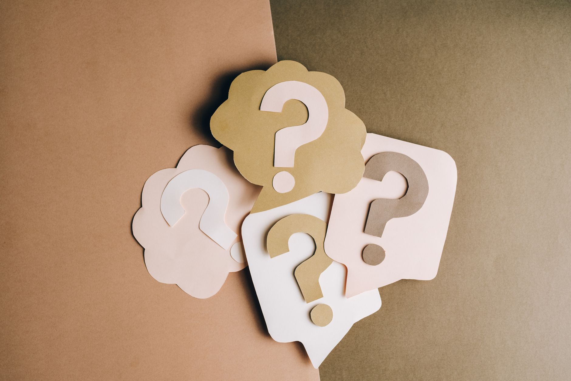Homme d'affaires en réunion discutant des stratégies d'achat B2B et des questions pour découvrir les besoins des clients