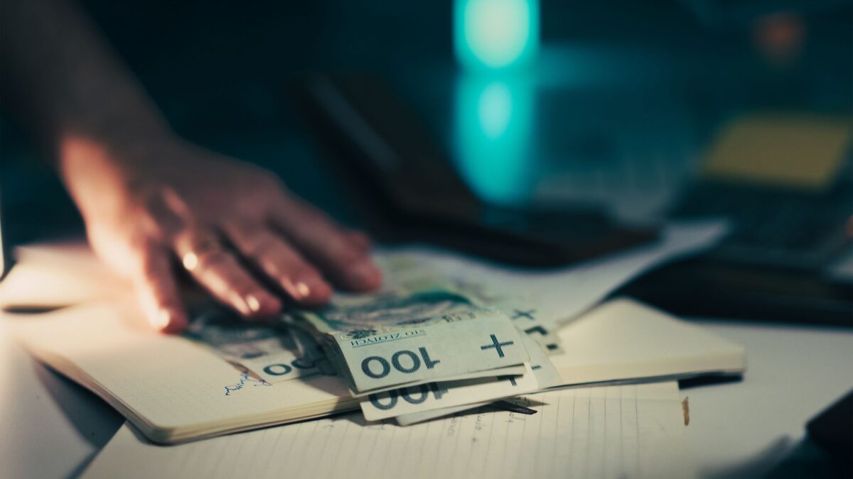 Professionnels discutant de stratégies pour améliorer la visibilité et attirer freelances en portage salarial