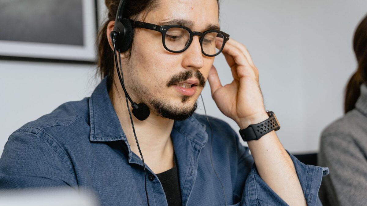 Illustration du bouche-à-oreille comme stratégie de croissance pour les entreprises avec programme de parrainage B2B