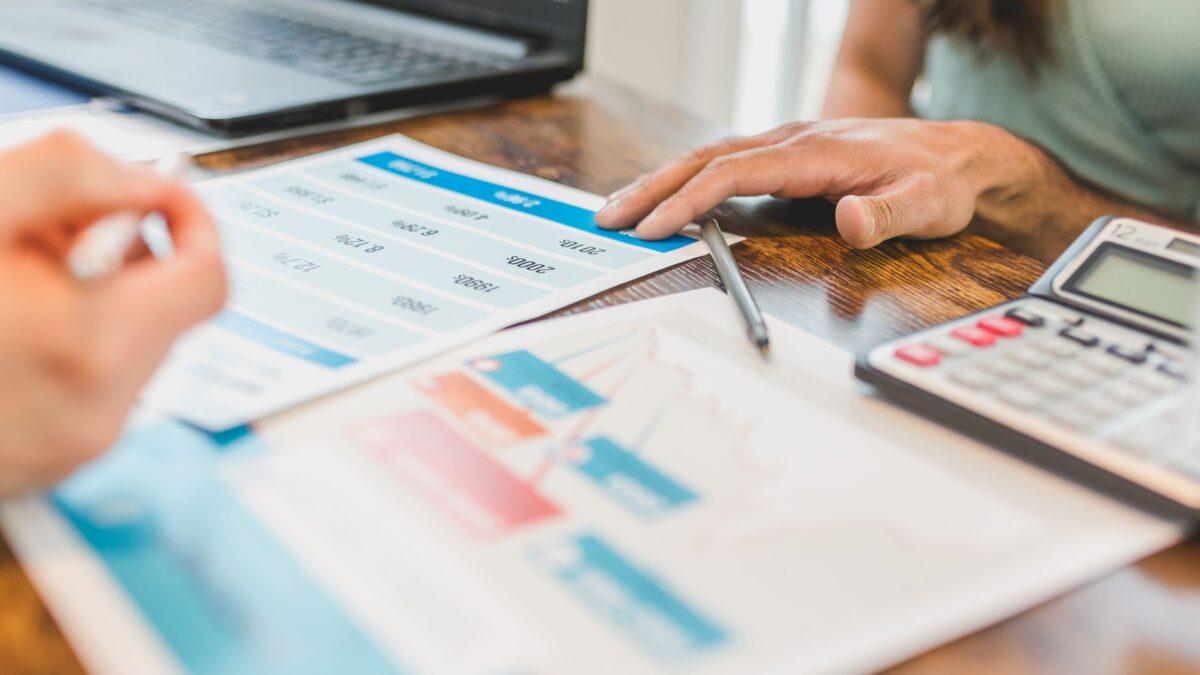 Graphique illustrant le calcul et l'optimisation du coût d'acquisition client pour améliorer les campagnes publicitaires