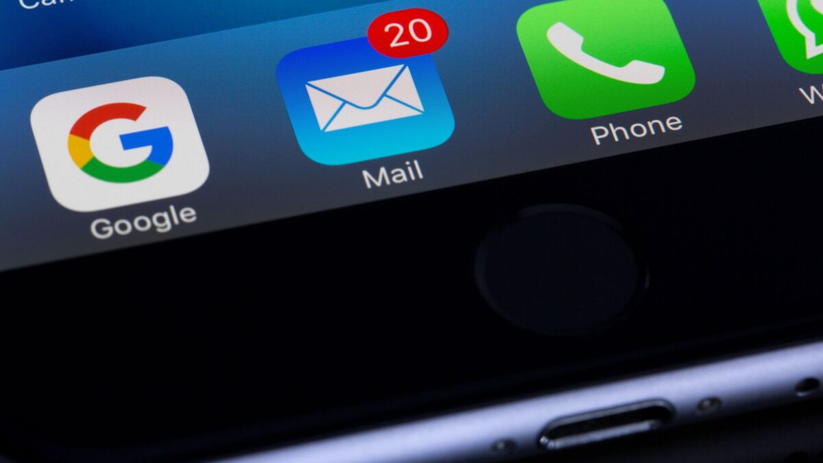 Homme d'affaires rédigeant un cold email B2B sur ordinateur portable dans un bureau moderne