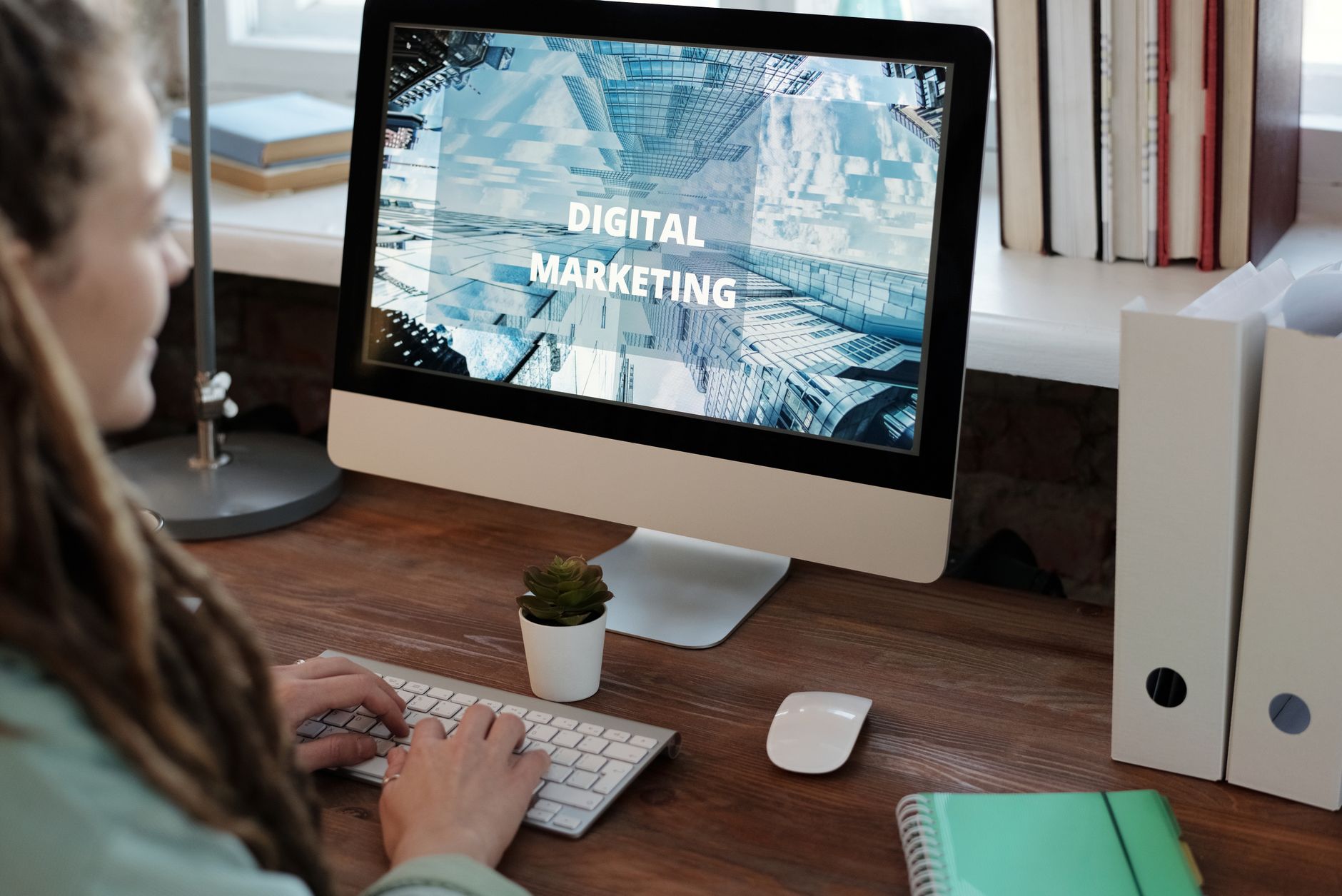 Illustration de l'automatisation du marketing pour les petites entreprises avec des outils numériques et l'IA