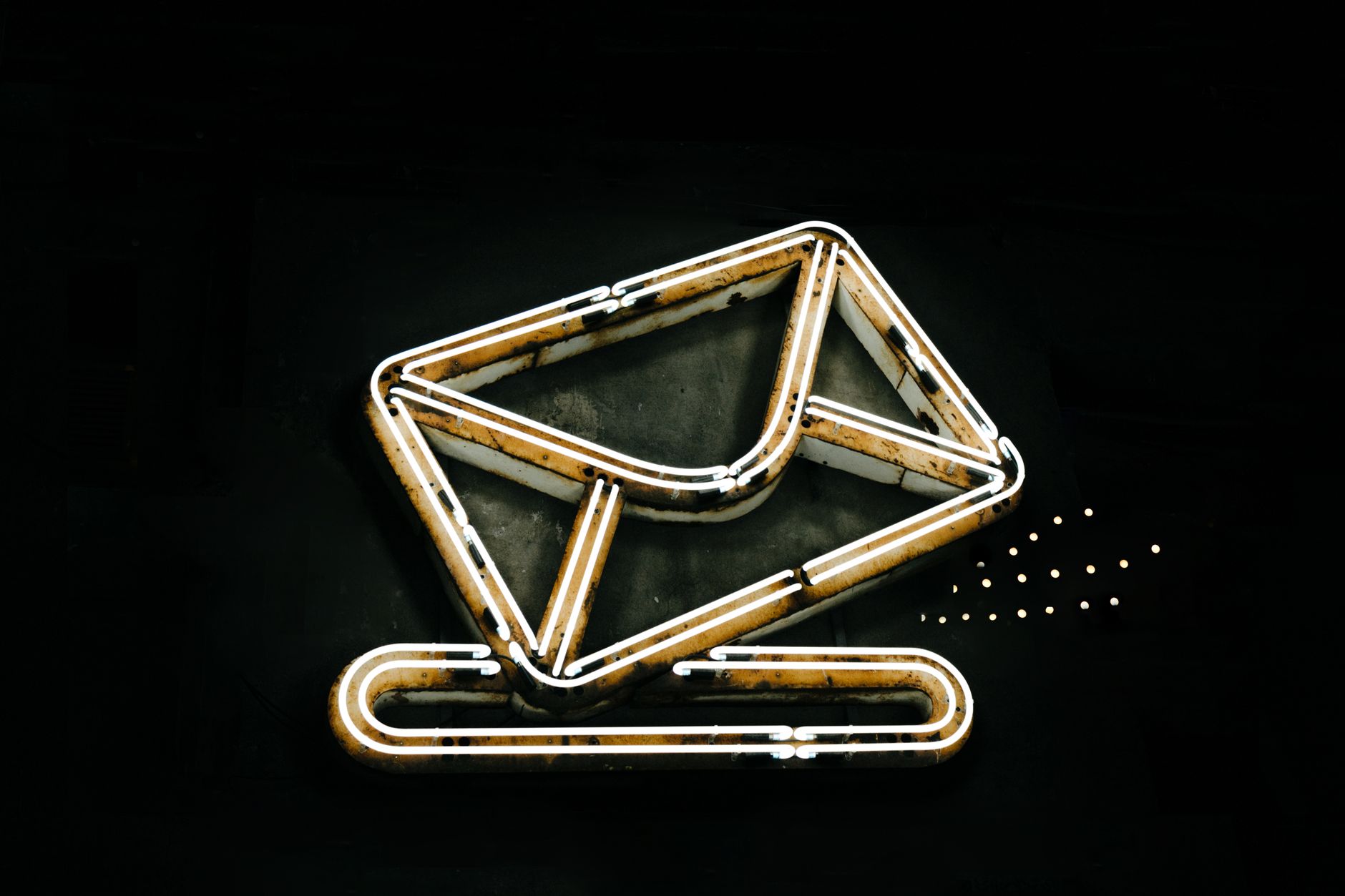 Homme vérifiant les paramètres d'un logiciel d'email marketing pour améliorer la délivrabilité et éviter le spam