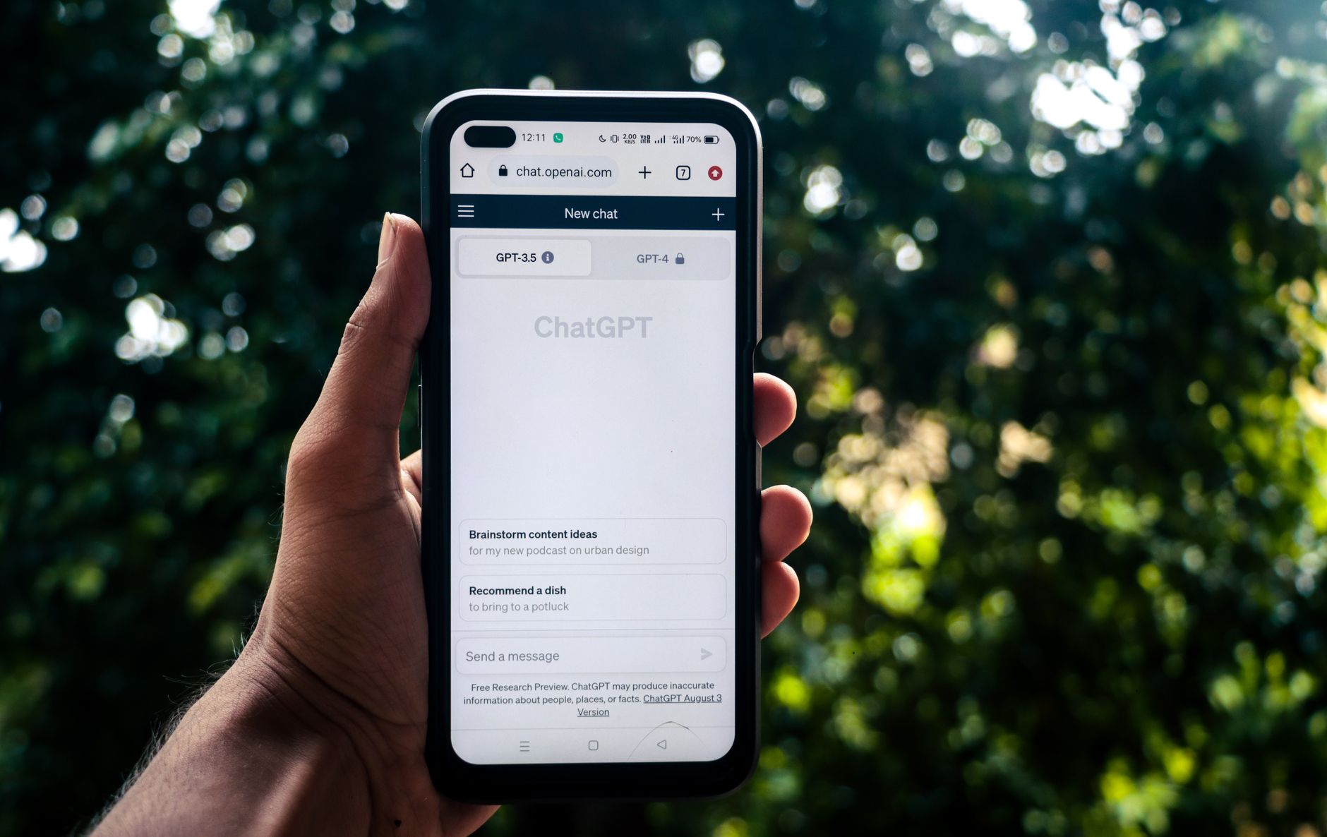 Image d'un chatbot interagissant avec des utilisateurs sur divers canaux numériques pour optimiser la stratégie omnicanal