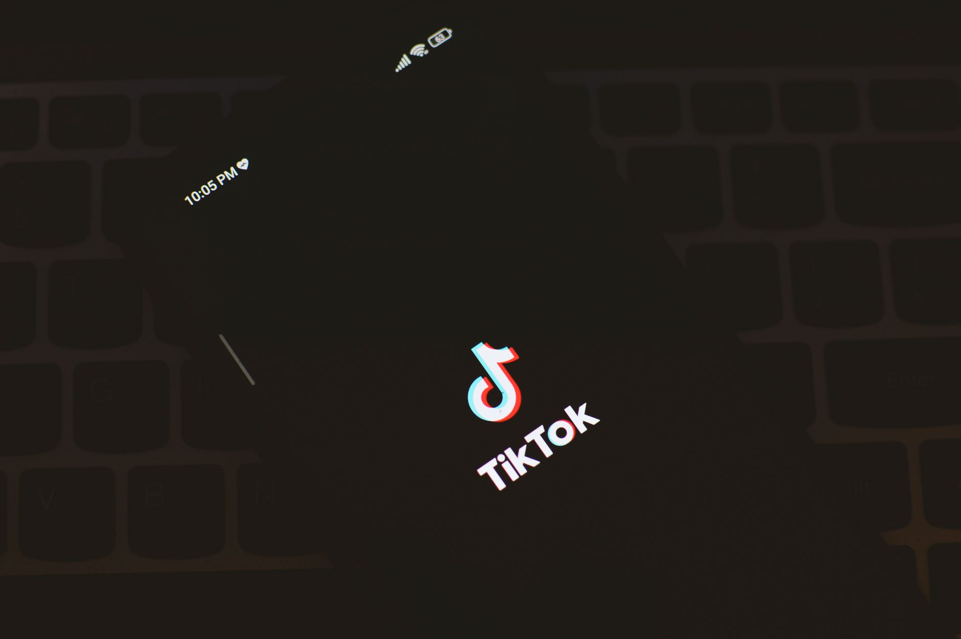 Homme d'affaires utilisant TikTok sur smartphone pour optimiser la présence B2B de son entreprise
