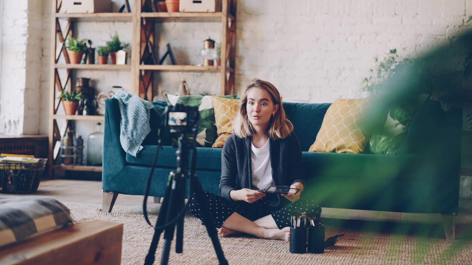 Homme utilisant un ordinateur pour optimiser la chaîne YouTube de son entreprise et améliorer l'acquisition B2B