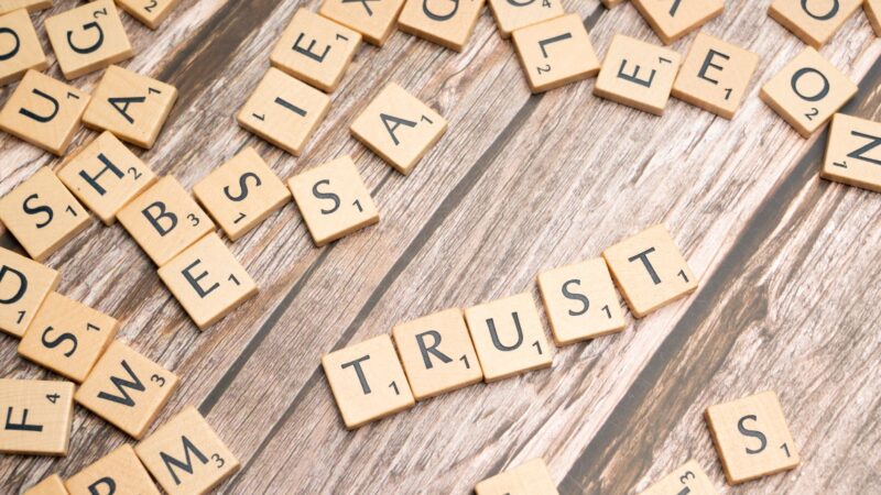 Professionnel B2B serrant la main d'un client, symbolisant la construction de confiance avant la vente