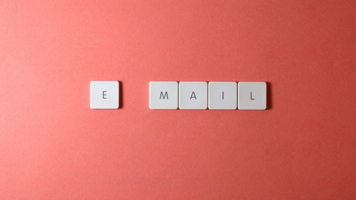 Professionnel créant une liste email B2B sur ordinateur pour une stratégie marketing efficace