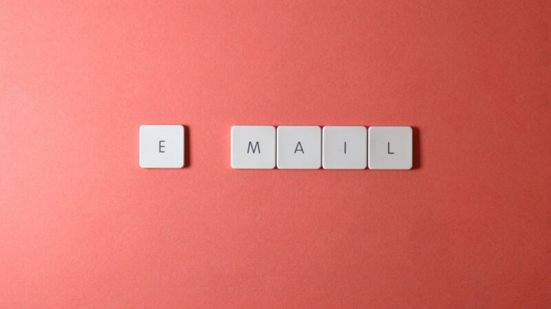 Professionnel créant une liste email B2B sur ordinateur pour une stratégie marketing efficace