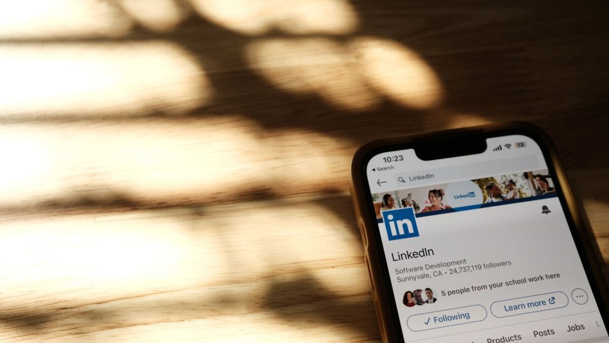 Illustration d'une page entreprise LinkedIn pour PME montrant des stratégies d'optimisation B2B
