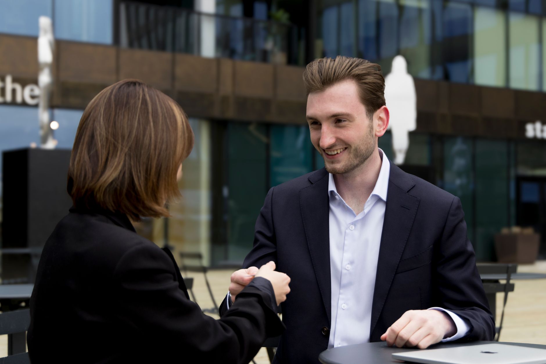 Deux collègues discutent pour renforcer le lien émotionnel dans un programme ambassadeurs B2B
