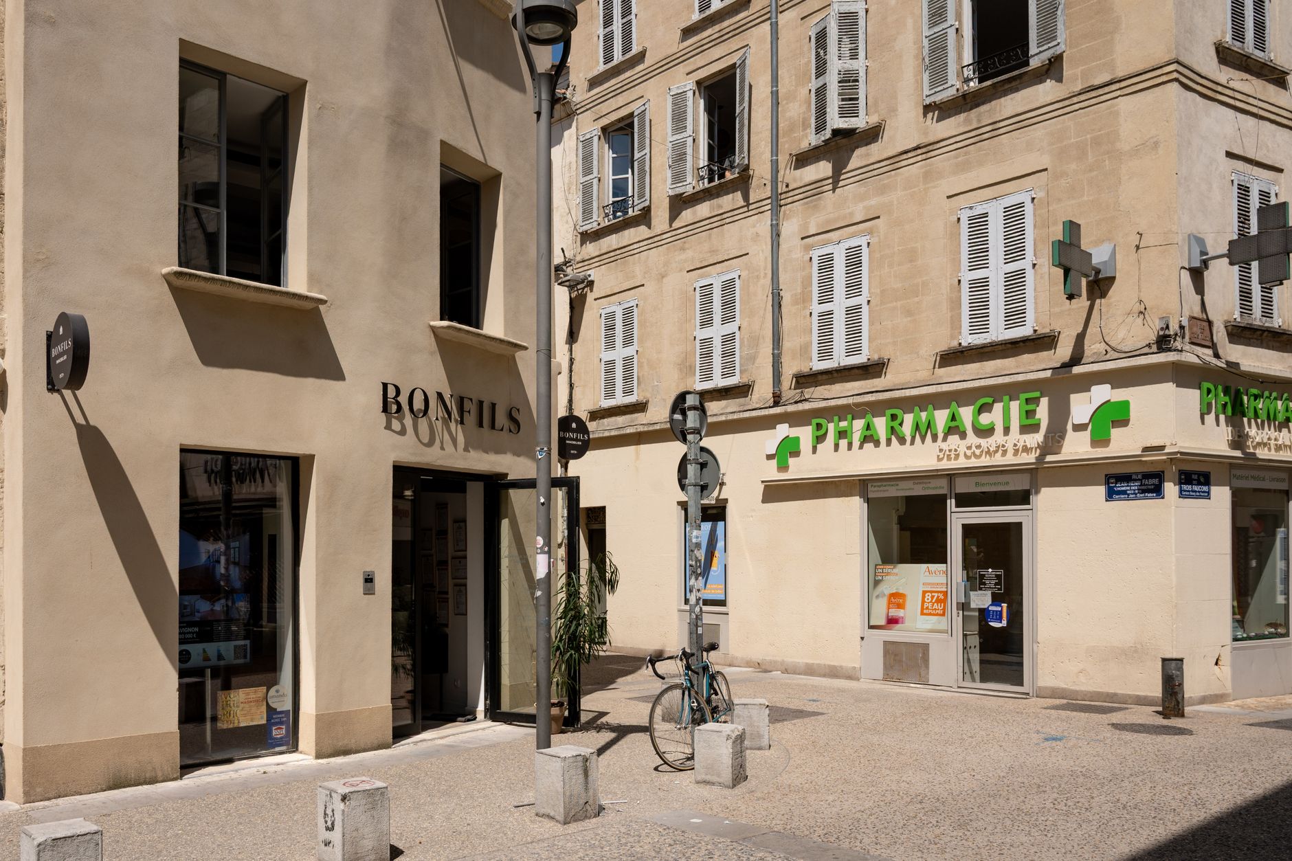 Personnes interagissant dans un magasin local pour illustrer une expérience client engageante
