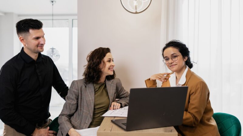 Courtier en assurance utilisant des outils numériques pour élargir son portefeuille clients en ligne