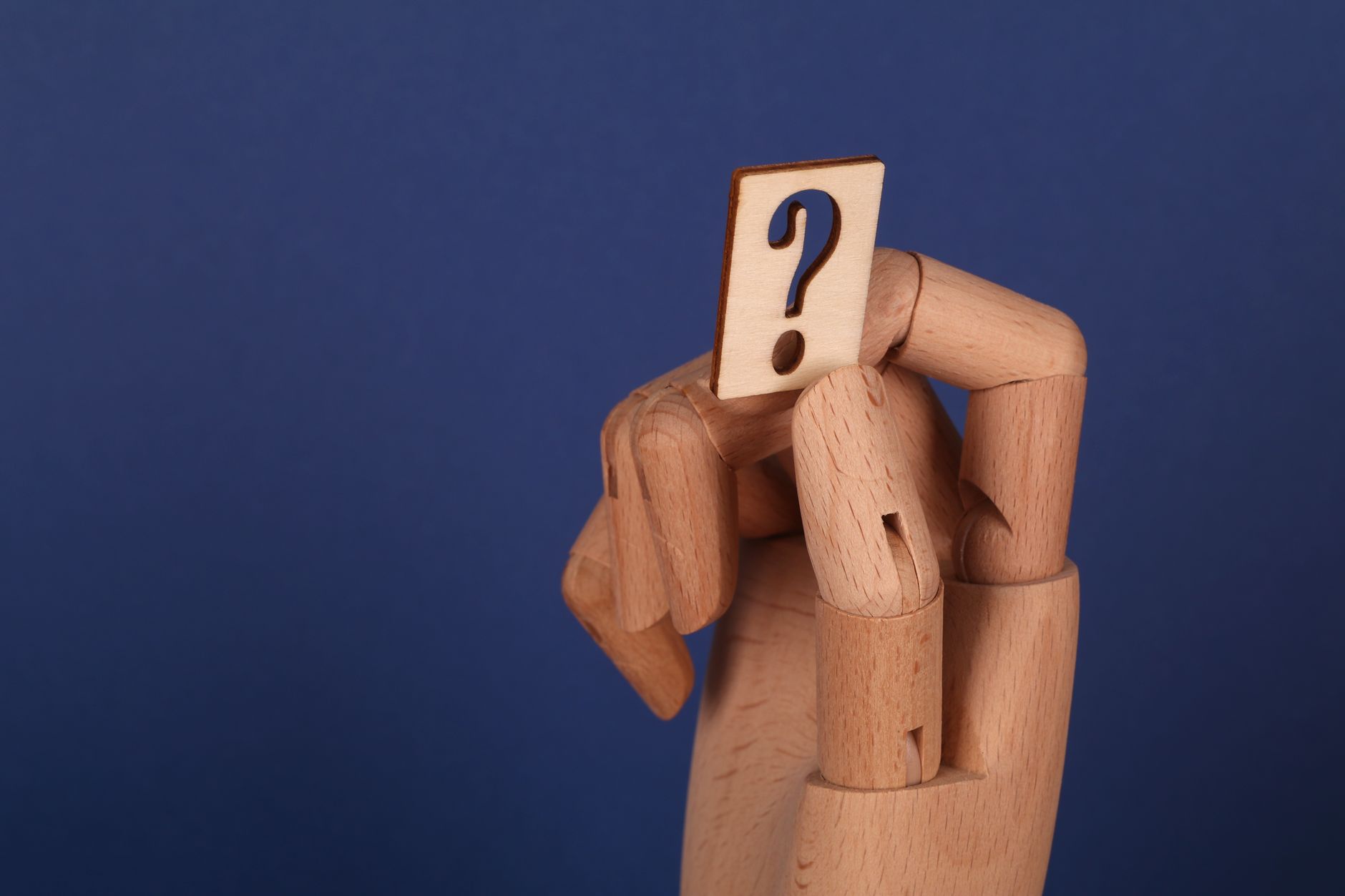 Homme d'affaires posant des questions lors d'un rendez-vous commercial pour optimiser l'entretien de vente B2B