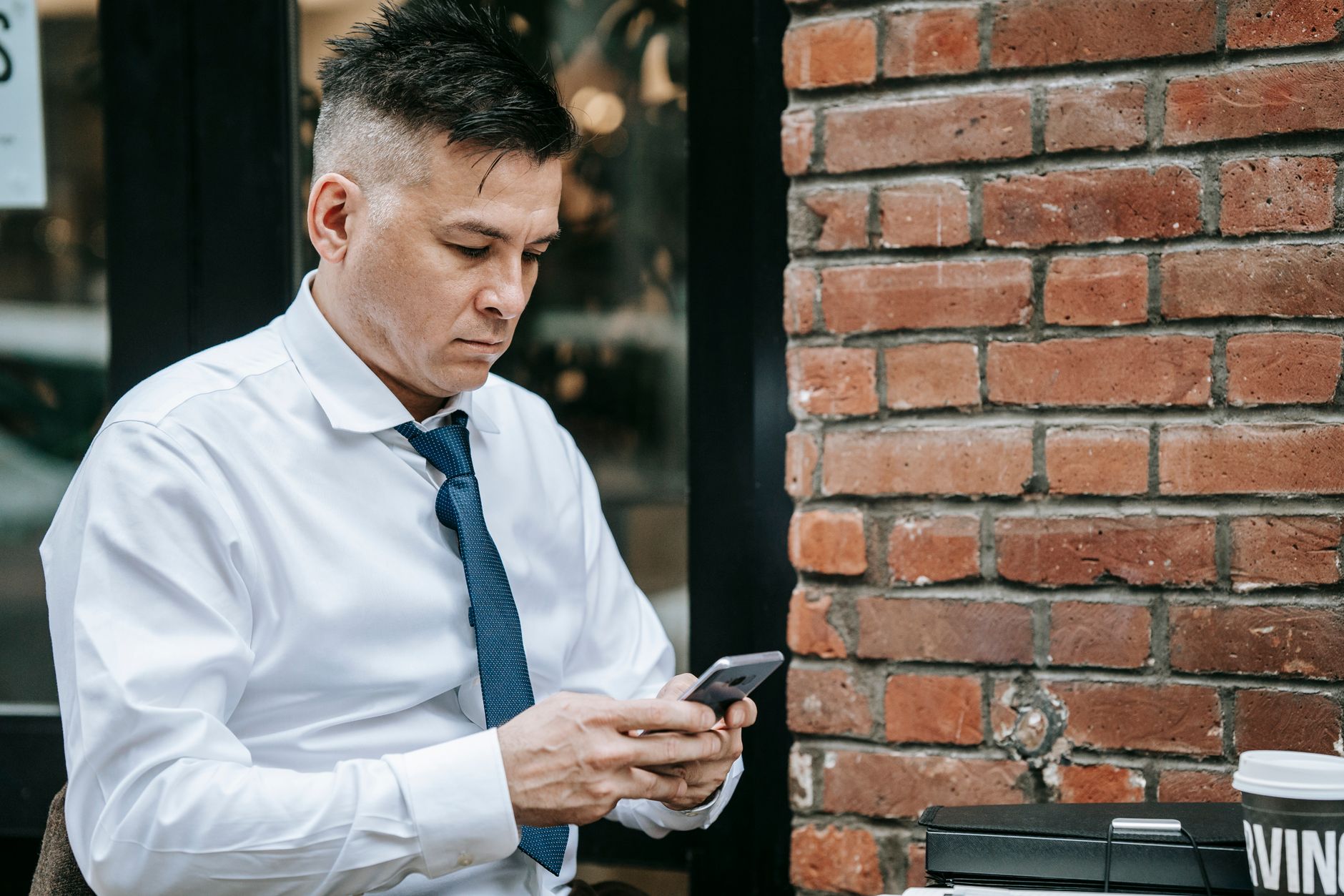 Client filmant un témoignage vidéo avec smartphone pour entreprise