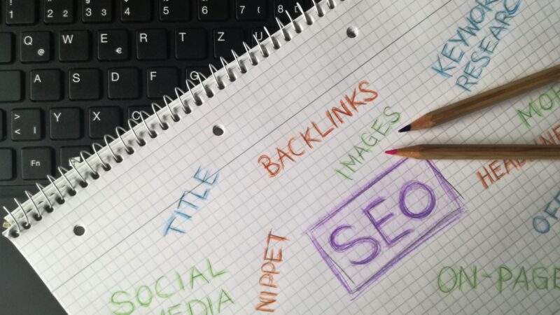 Image illustrant un article sur l'optimisation SEO via un style de rédaction conversationnel et naturel avec IA
