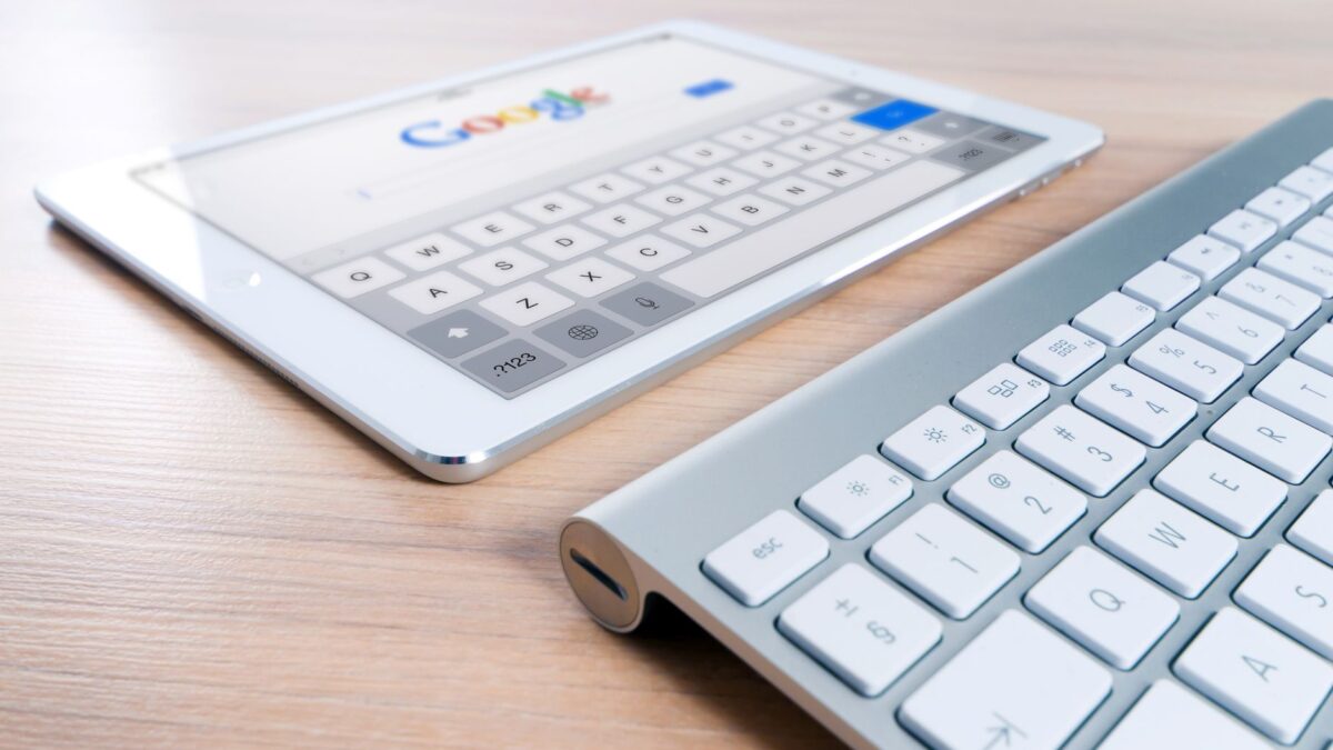 Image illustrant la rédaction d'une annonce Google Ads efficace avec un ordinateur portable et des notes de copywriting