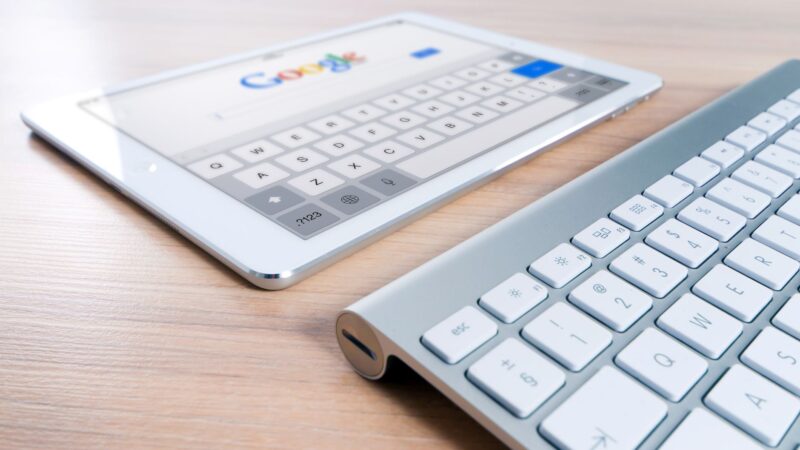 Image illustrant la rédaction d'une annonce Google Ads efficace avec un ordinateur portable et des notes de copywriting