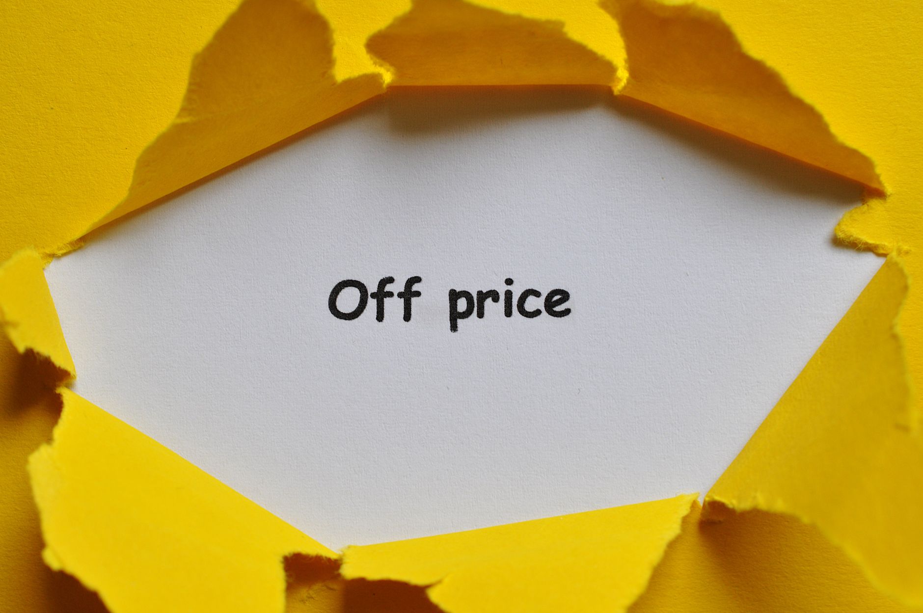 Homme d'affaires discutant avec un collègue pour surmonter les objections en vente B2B