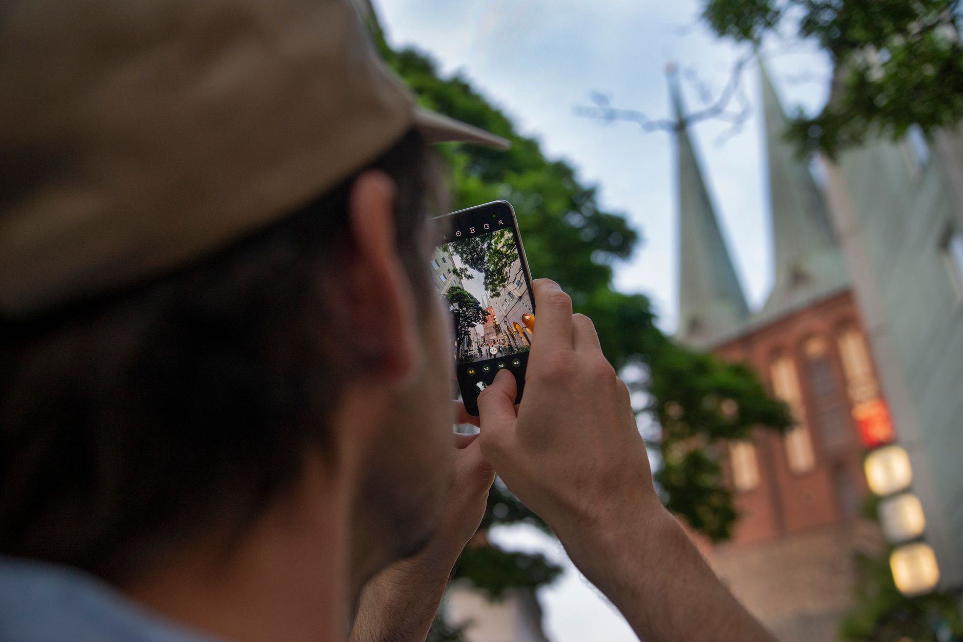 Personne filmant une vidéo d'entreprise avec un smartphone sans équipement professionnel