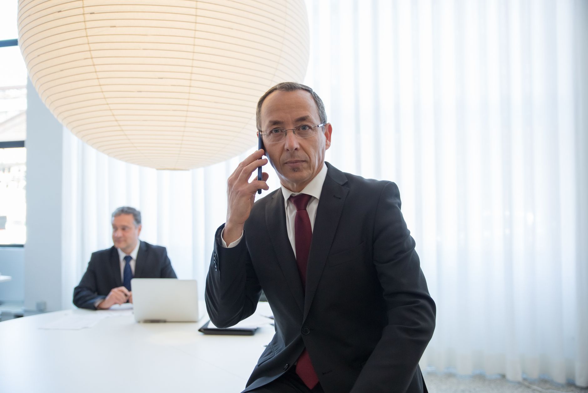 Personne filmant un témoignage client avec un smartphone pour une entreprise