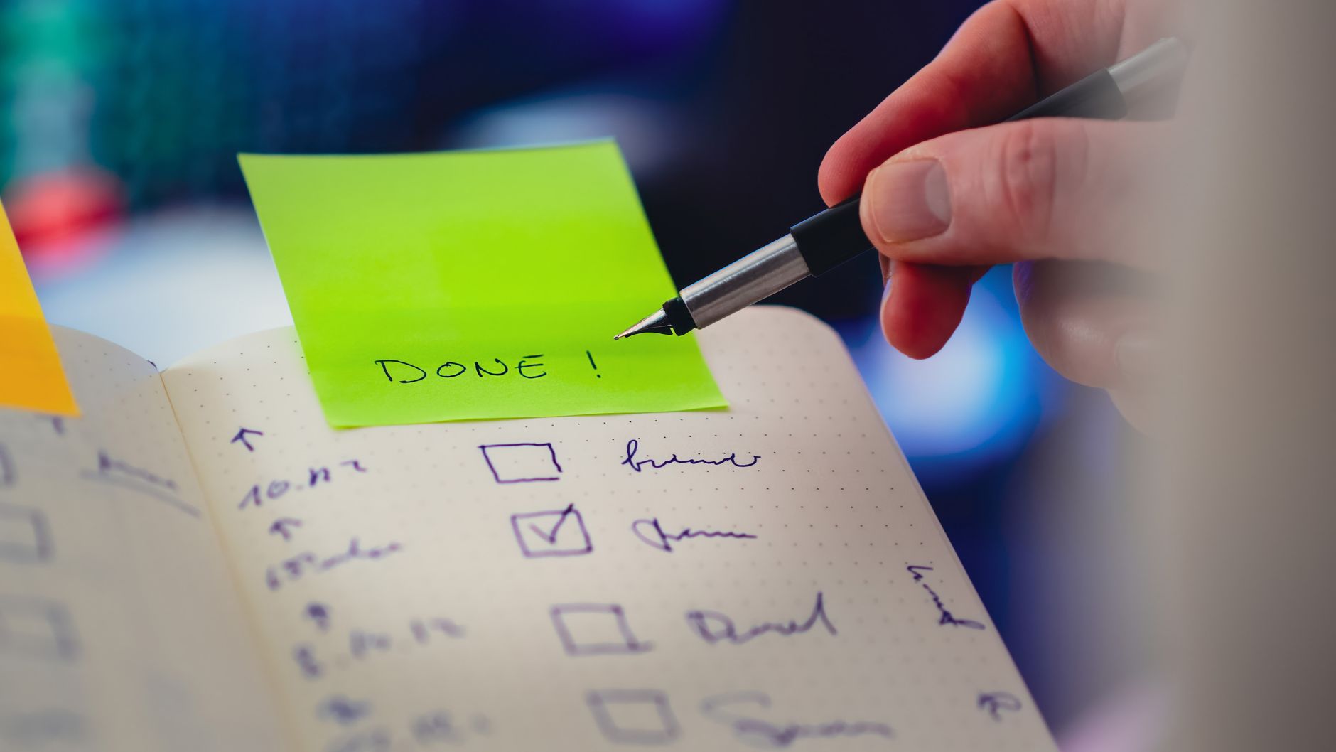 Personnes discutant des outils de gestion comme Trello, Notion et Asana pour optimiser l'organisation d'équipe en PME et TPE