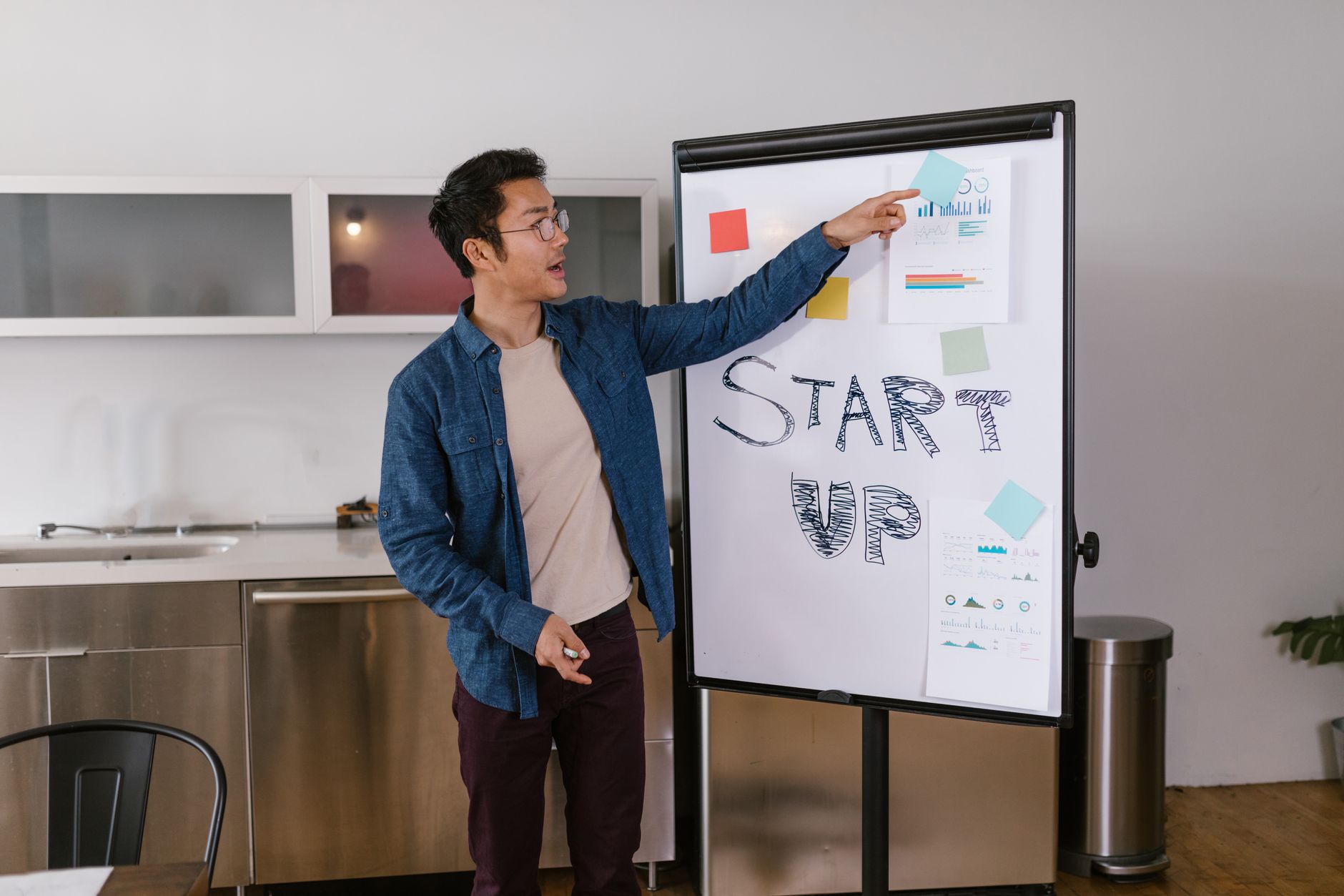 Personne présentant un pitch B2B devant un public attentif lors d'une réunion professionnelle