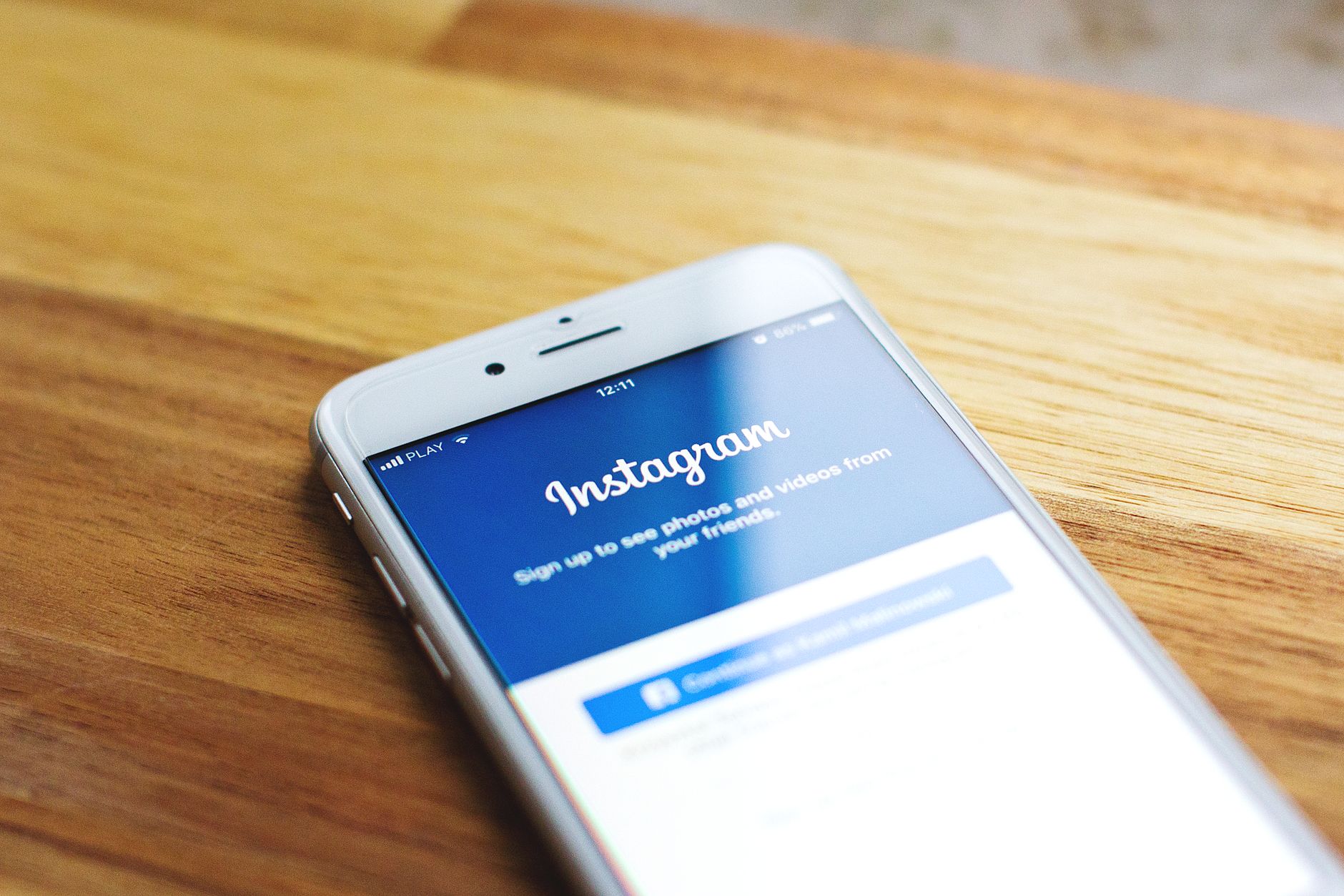 Homme d'affaires consultant son smartphone pour optimiser la stratégie Instagram B2B de son entreprise