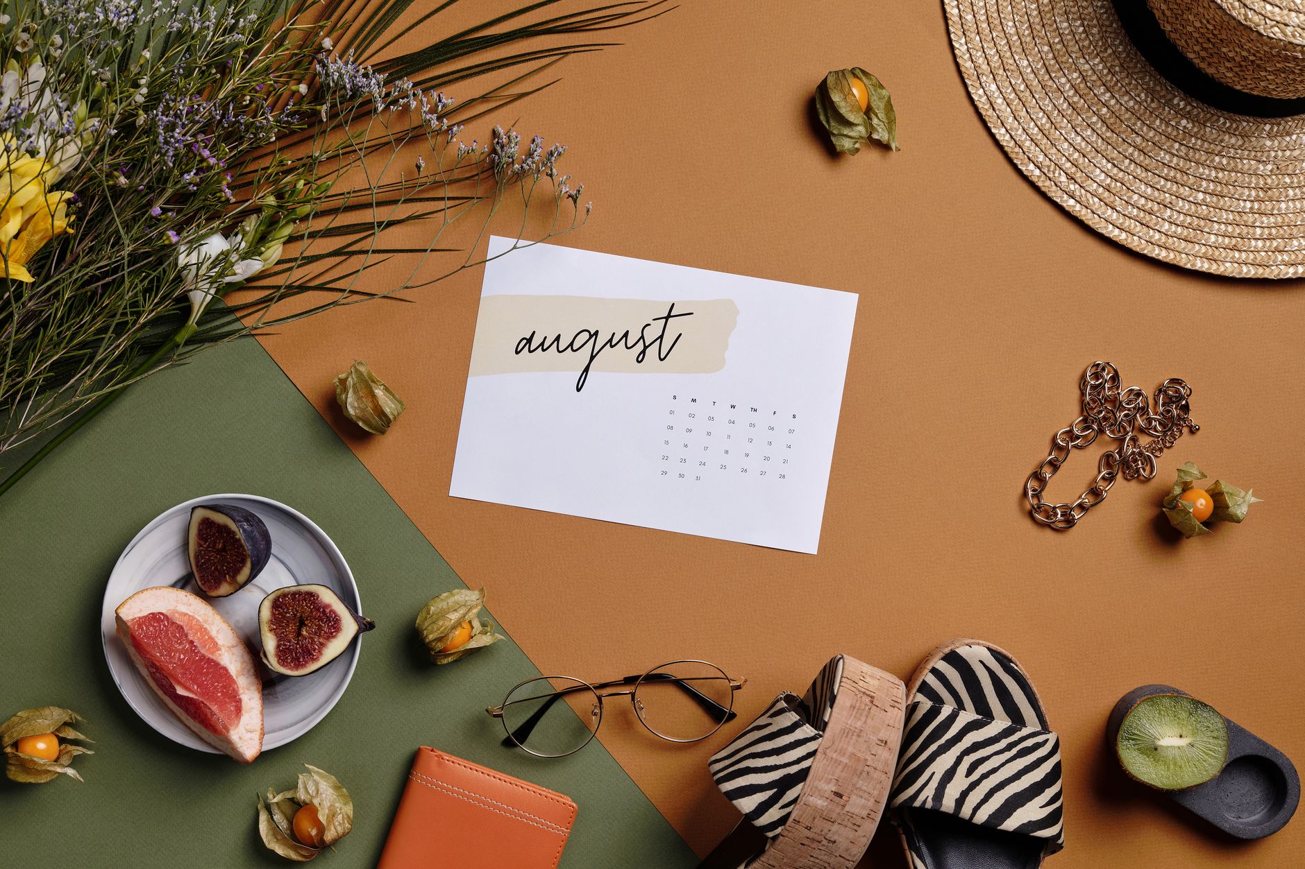 Personne travaillant sur un calendrier éditorial pour optimiser la stratégie de contenu sur les réseaux sociaux