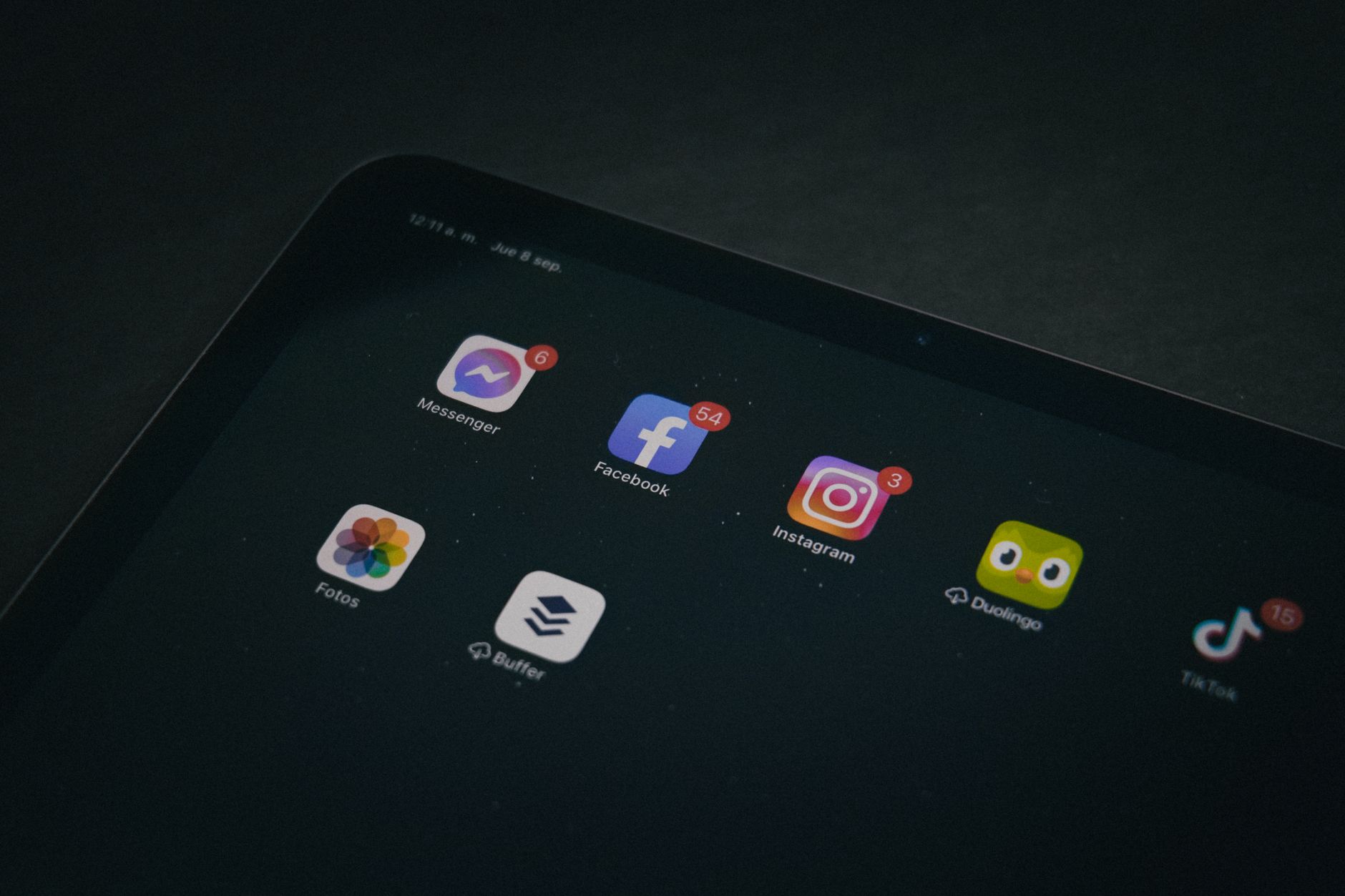 Image illustrant le succès des PME utilisant des outils de planification des réseaux sociaux comme Buffer et Hootsuite