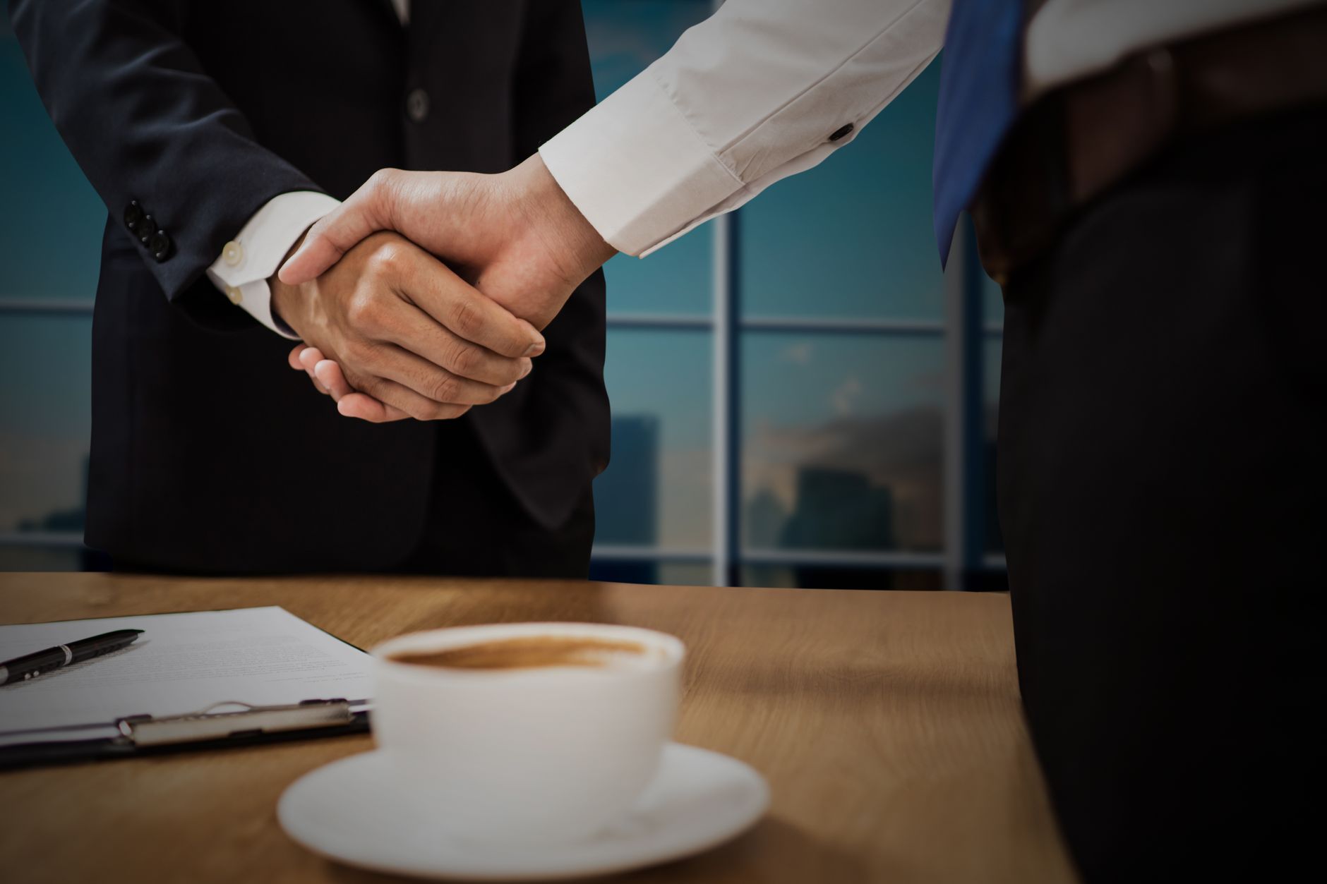 Professionnels discutant lors d'un événement de networking local pour PME