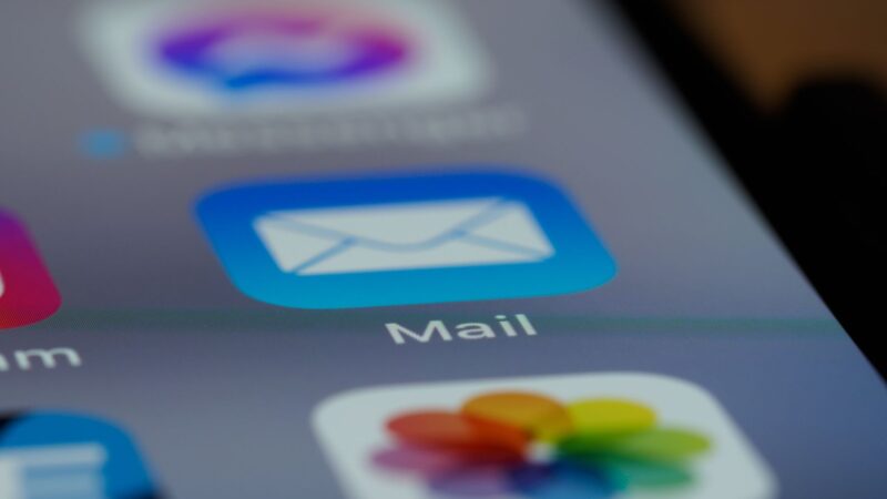 Ordinateur portable avec boîte de réception email affichée et icône de spam barrée en rouge