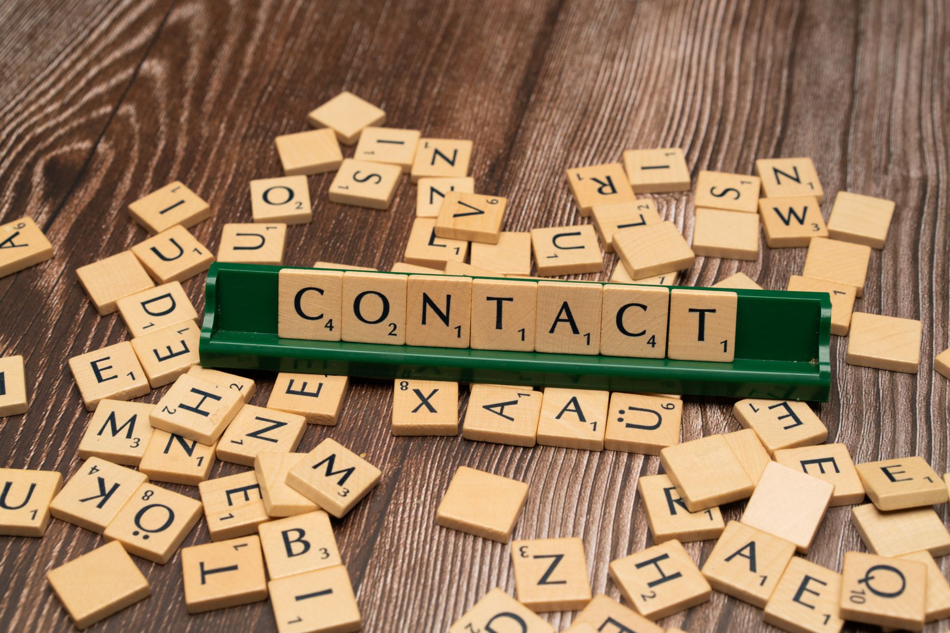 Personne consultant un ordinateur pour améliorer sa stratégie de construction de liste email efficace en marketing B2B