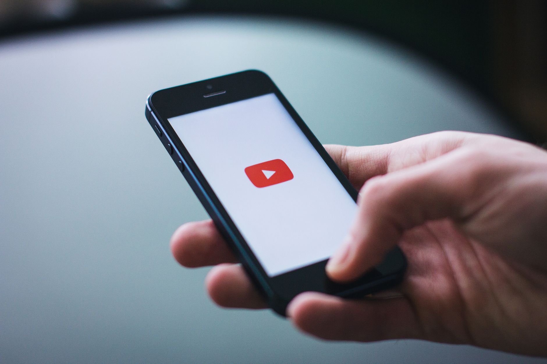 Une PME prospère sur YouTube avec une stratégie de contenu innovante et engageante pour l'acquisition B2B