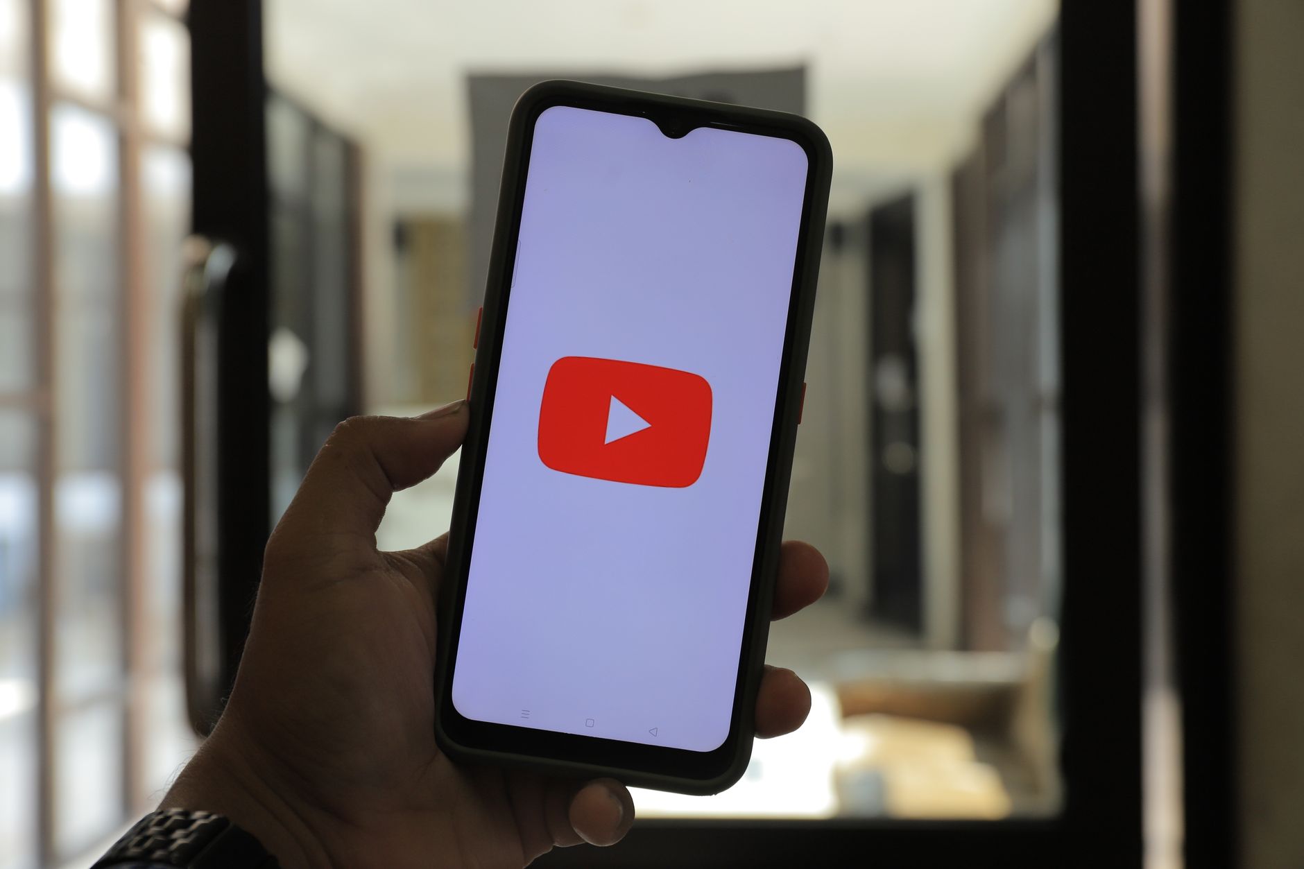 Illustration de réussite B2B sur YouTube avec des PME utilisant le marketing vidéo pour accroître leur visibilité