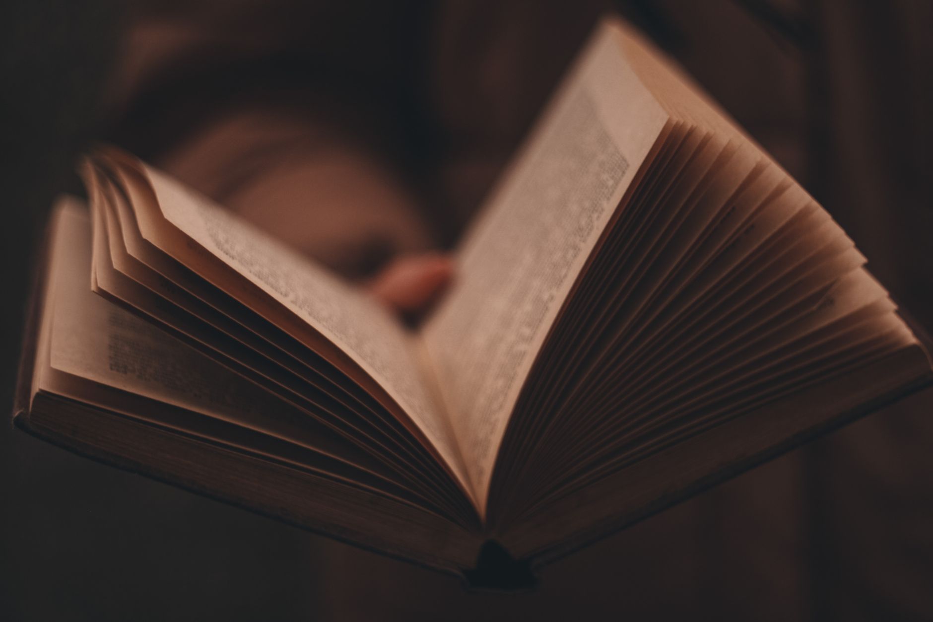 Illustration inspirante de storytelling d'entreprise montrant une marque captivant son audience avec une histoire engageante
