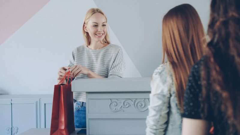 Professionnels discutant stratégies pour améliorer l'expérience client B2B et se différencier dans le secteur PME