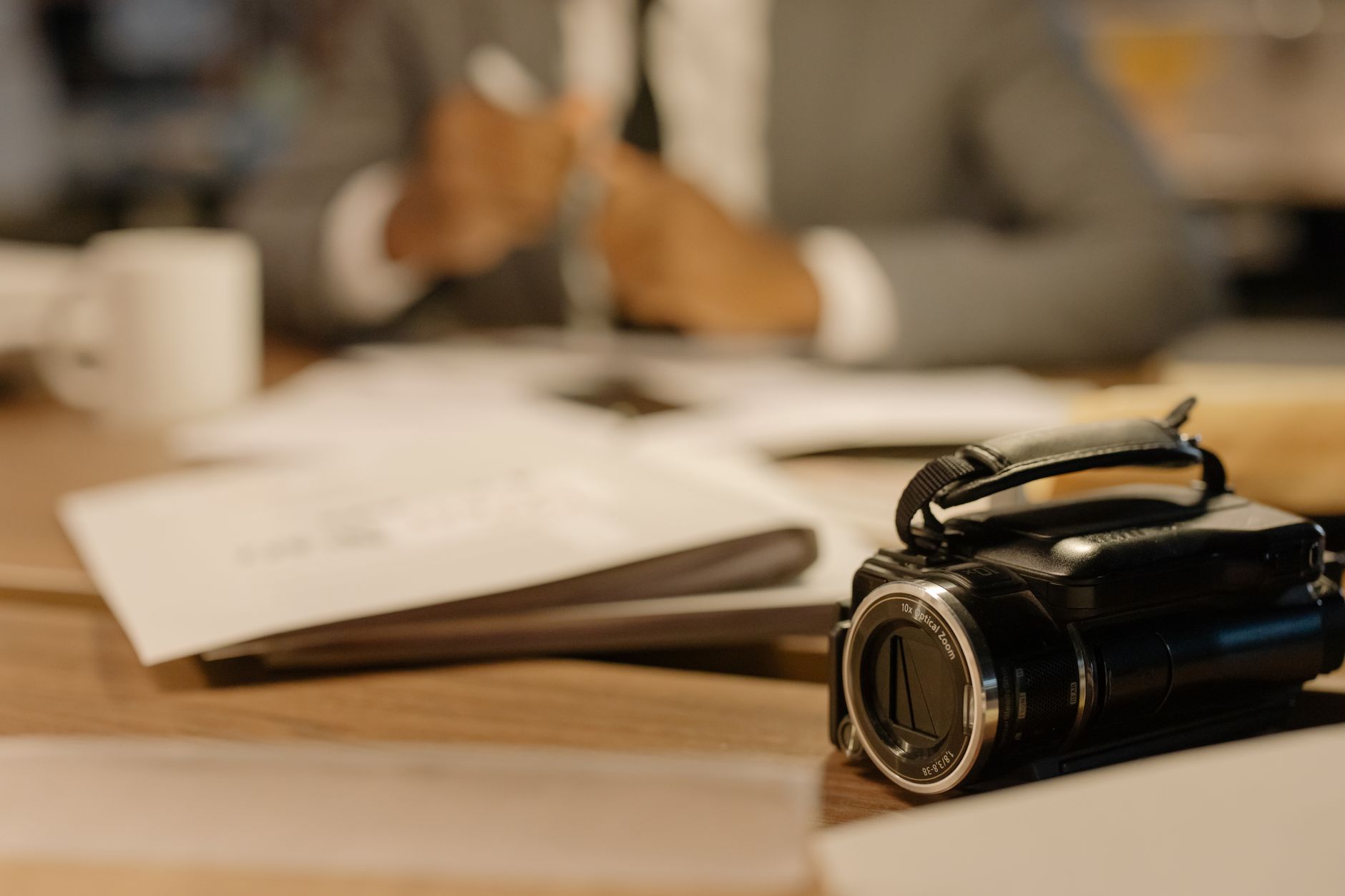 Image illustrant une vidéo d'entreprise professionnelle avec un budget abordable et des conseils pour une réalisation réussie