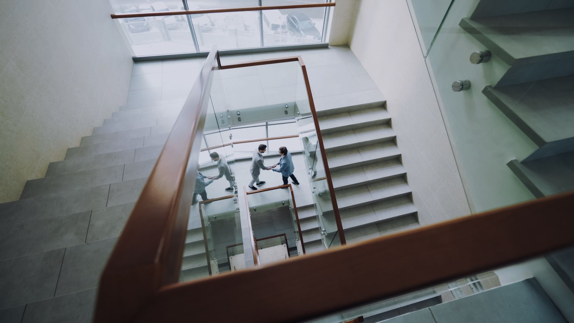 Homme d'affaires présentant un pitch commercial efficace lors d'une réunion B2B